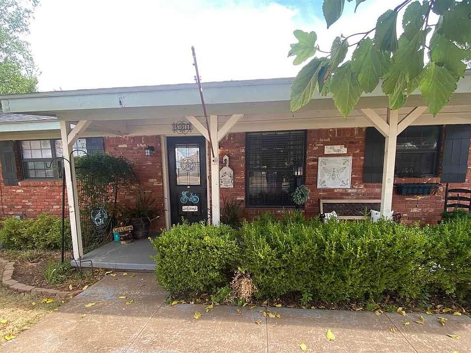 1st image of 501 W Rebecca Ave