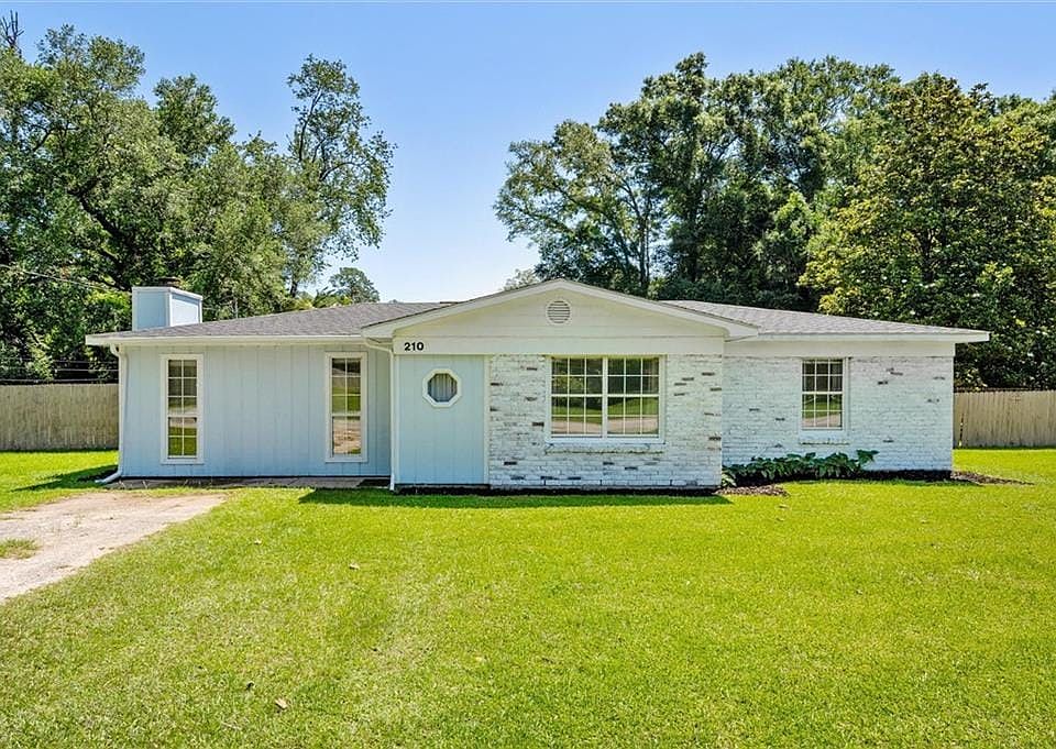 Ranch-style house with a front yard