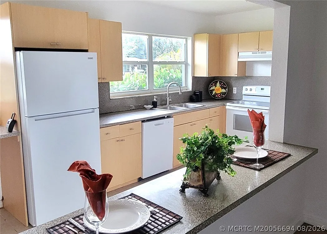 3 bed, 2.0 bath, 1728 sqft, $2,275 — Photo 1