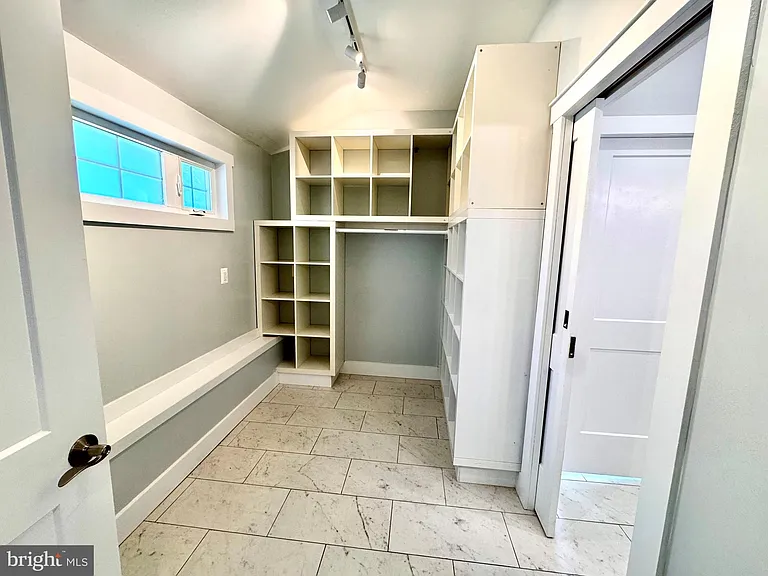 90 Avondale Cir — Photo 12