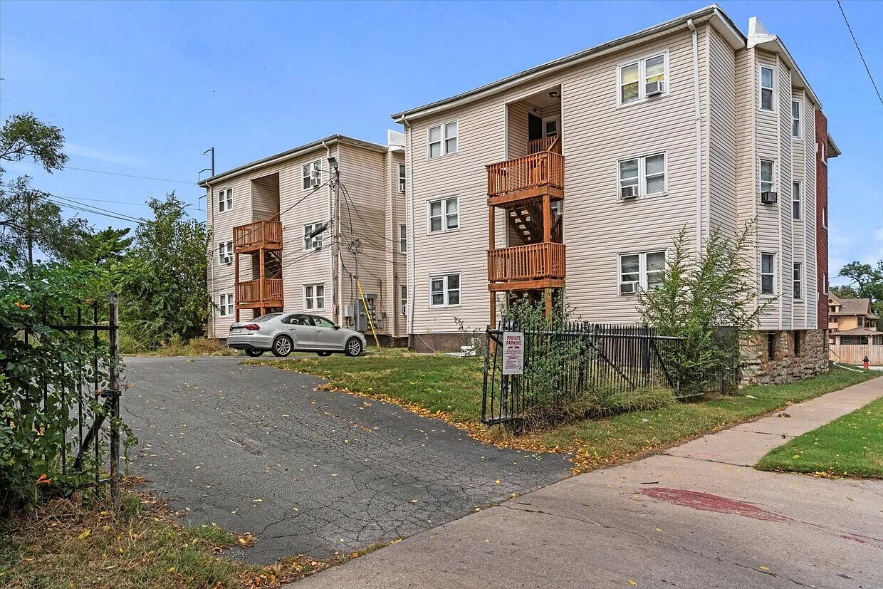 1121 E 28th Street Kansas City, MO 64109 — Photo 4