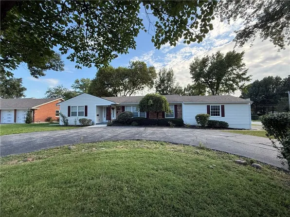 305 NW Obrien Rd, Lees Summit, MO 64063
