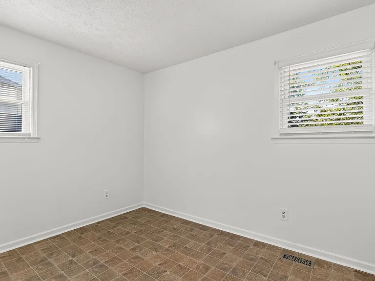 3225 Glenmore Dr — Photo 15