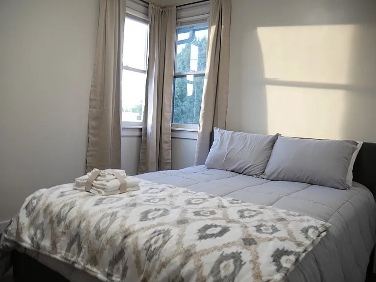 2 bed, 1.0 bath, 1024 sqft, $2,000 — Photo 32
