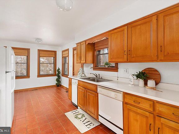 3rd image of 472 Wesley Ln