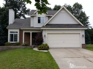 331 Pine Creek Dr, Waterford, MI 48327