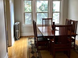207 Pleasant St #A, Oak Park, IL 60302