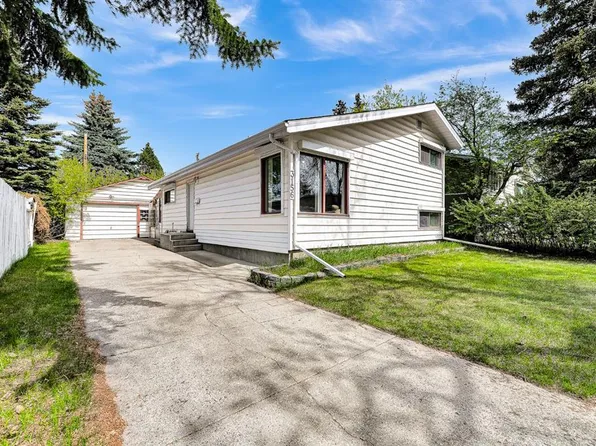 3156 E Blakiston Dr NW, Calgary, AB T2L 1L8