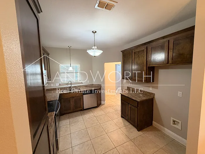 3 bed, 2.0 bath, 1636 sqft, $2,195 — Photo 4