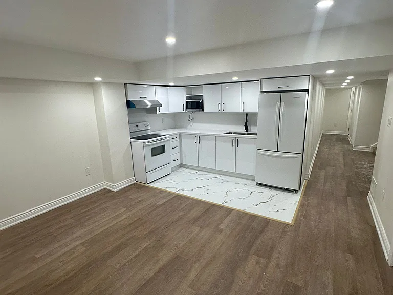 138 Sutherland Ave — Photo 3