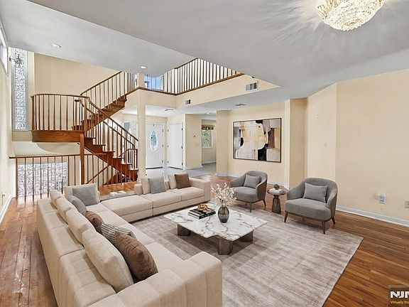 5th image of 376 Kenwood St #9