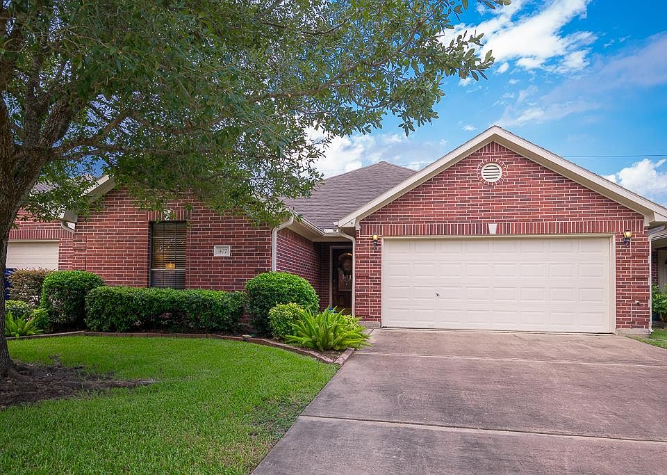 1st image of 407 Live Oak Ln