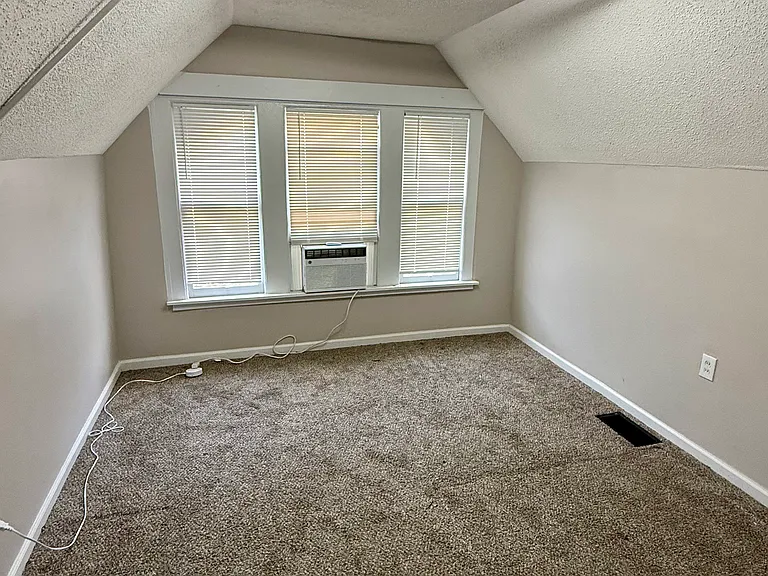2023 Greenup St #3 — Photo 9