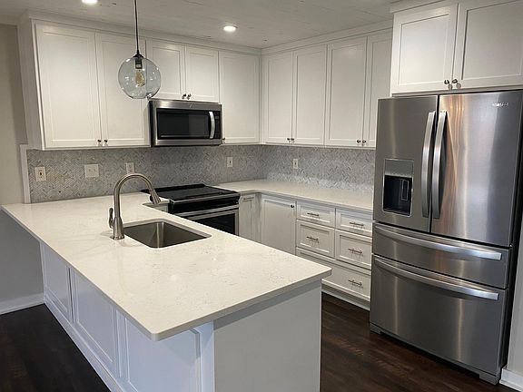 Fully updated kitchen, all Whirlpool appliances ( Fridge has been updated since this picture)