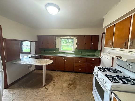 5th image of 618 N Oplaine Rd
