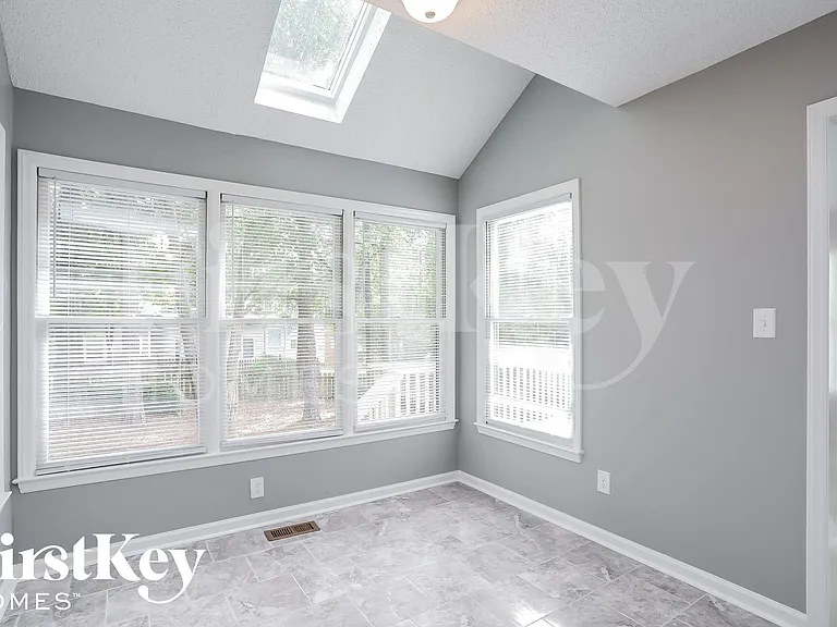 4905 Chimney Springs Dr — Photo 5