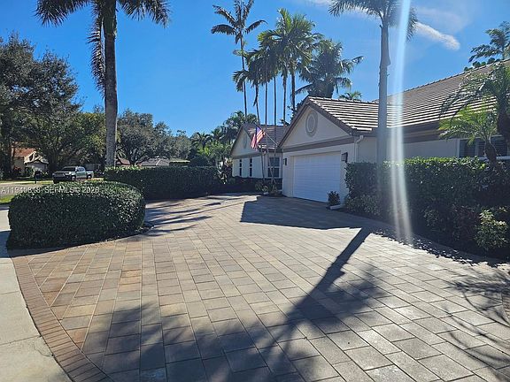 3rd image of 3070 Perriwinkle Cir