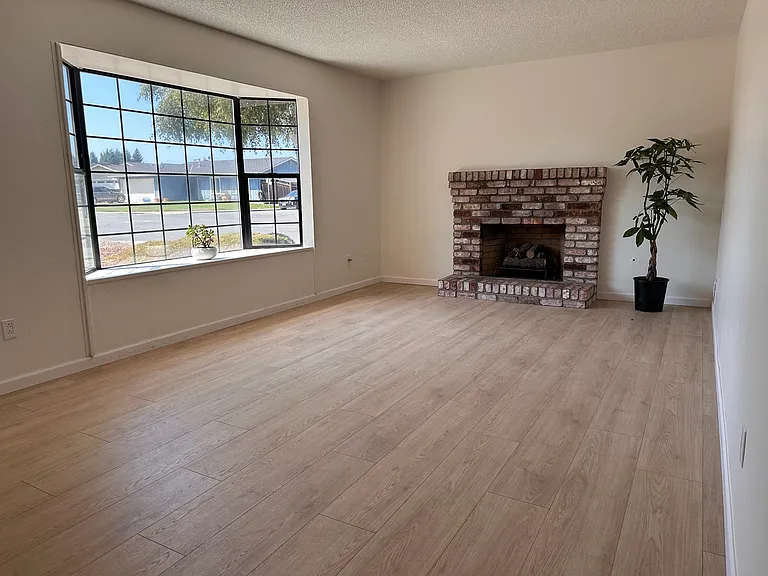 984 McKenzie Ave — Photo 3