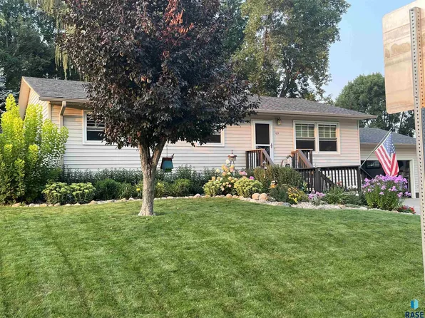 105 E 6th St, Crooks, SD 57020