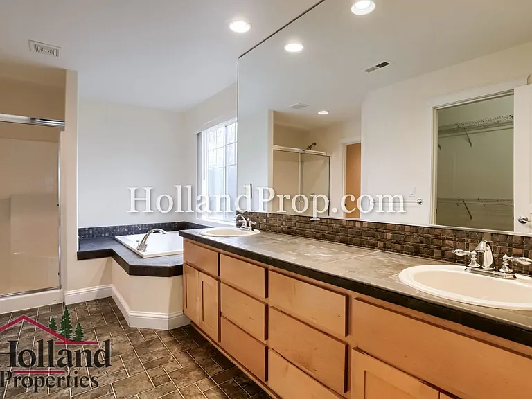 319 NW Wildwood St — Photo 16