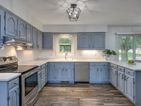 305 Raymond Rd, Waunakee, WI 53597
