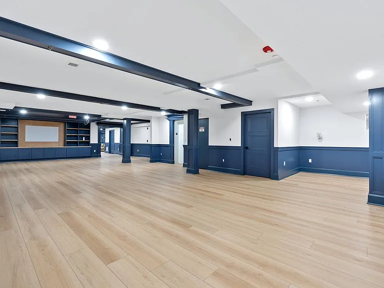 214 E Grove St — Photo 24