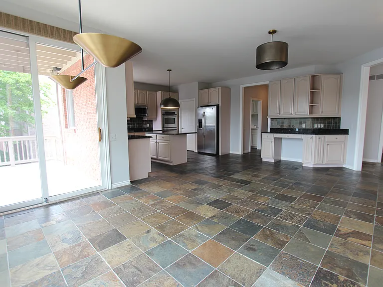 18547 Clairmont Cir E — Photo 16