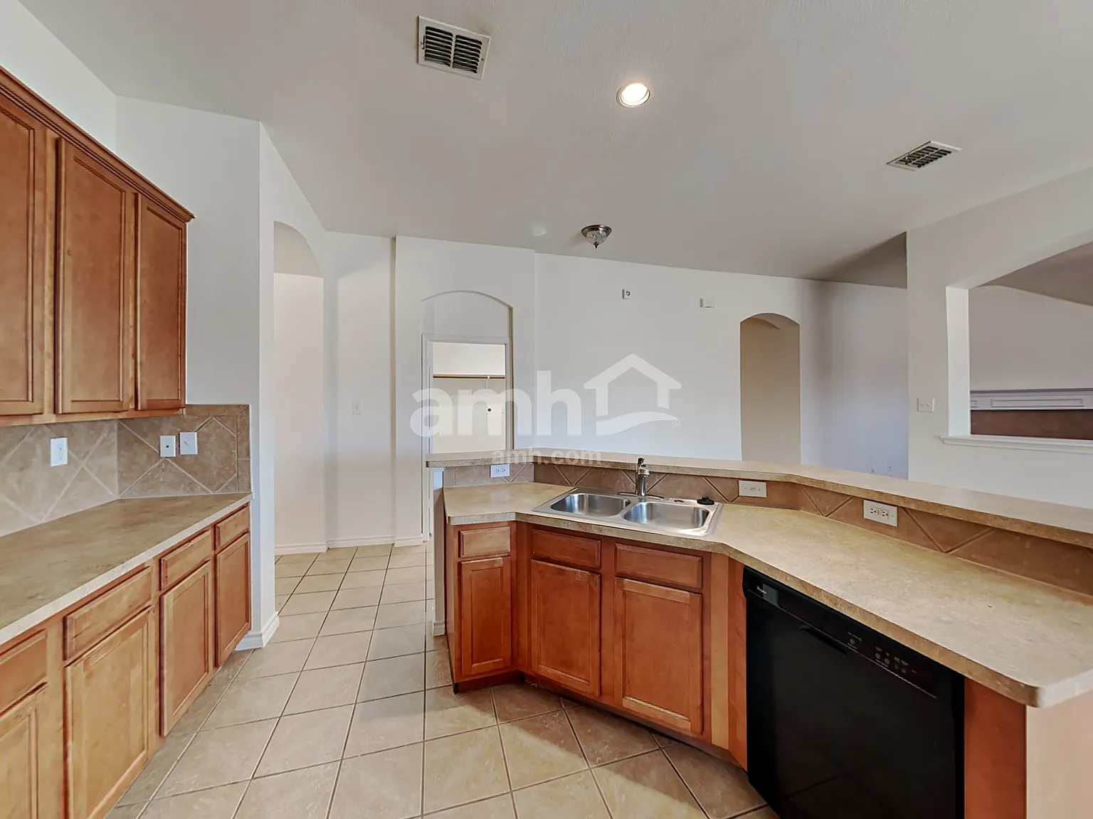 4 bed, 2.0 bath, 2307 sqft, $2,785 — Photo 4