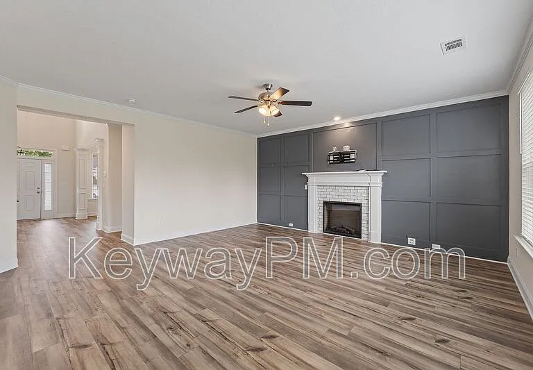 585 Hampton Dr — Photo 7