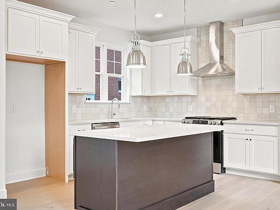 3rd image of 212 Chestnut St