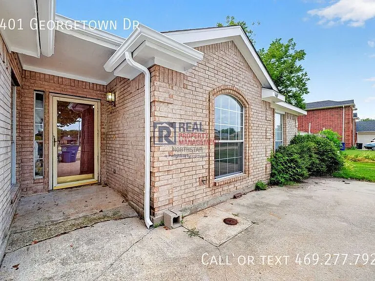 3401 Georgetown Dr — Photo 2