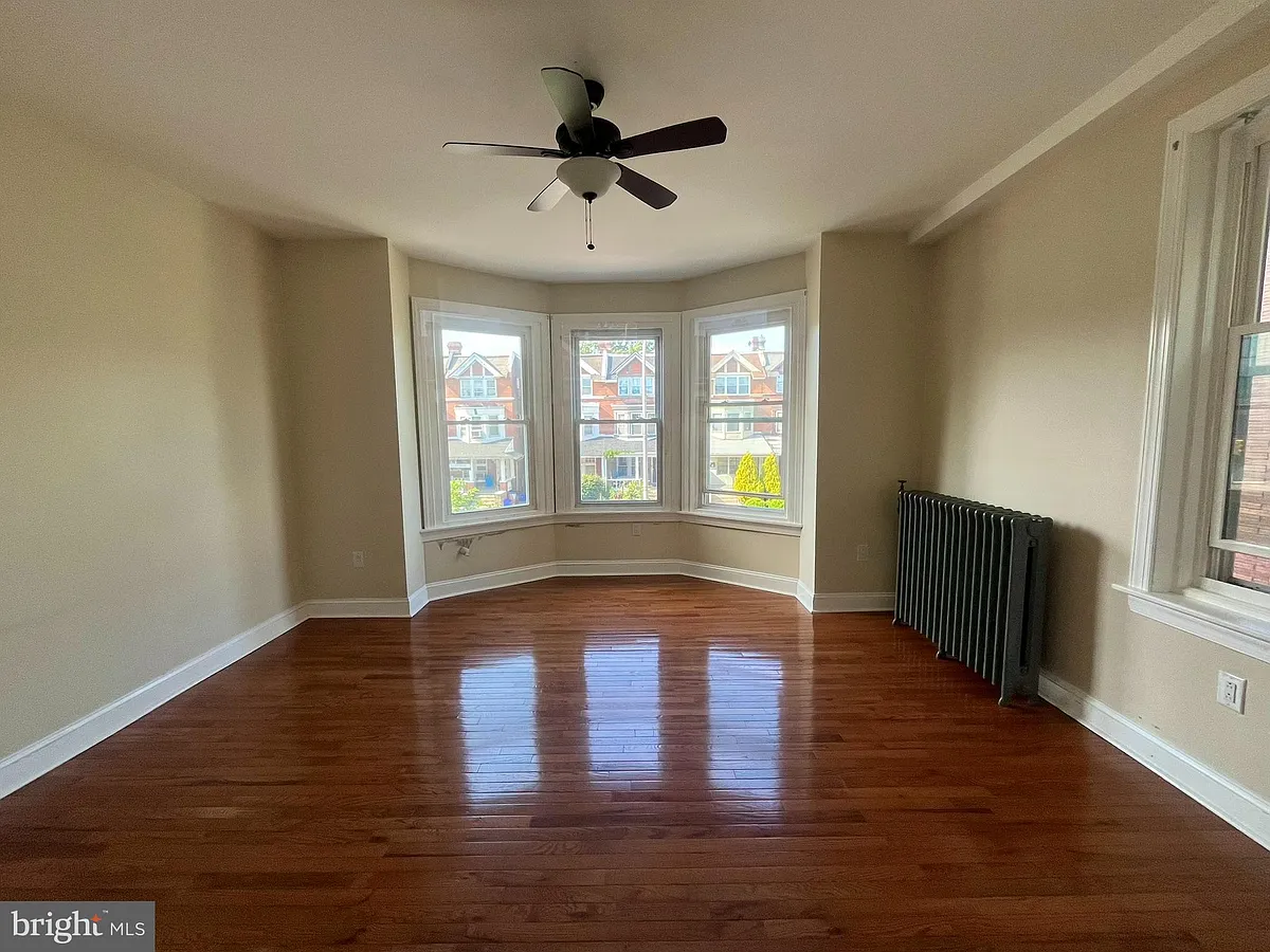 Building Photo - 4944 Walnut St #2F