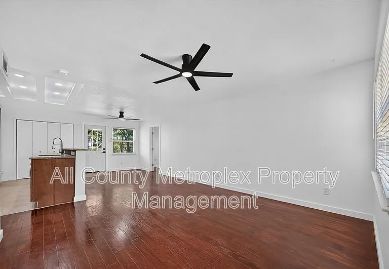2861 Mark Twain Dr — Photo 2