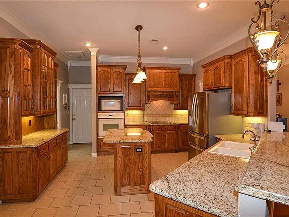 4th image of 720 Maplewood Dr