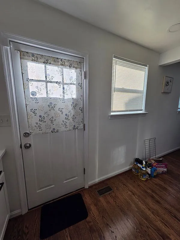 3 bed, 1.0 bath, 1200 sqft, $2,700 — Photo 3