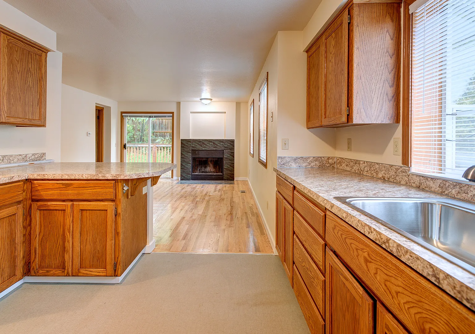 8bed, 4 BA House, Close to University Village!! — Photo 4