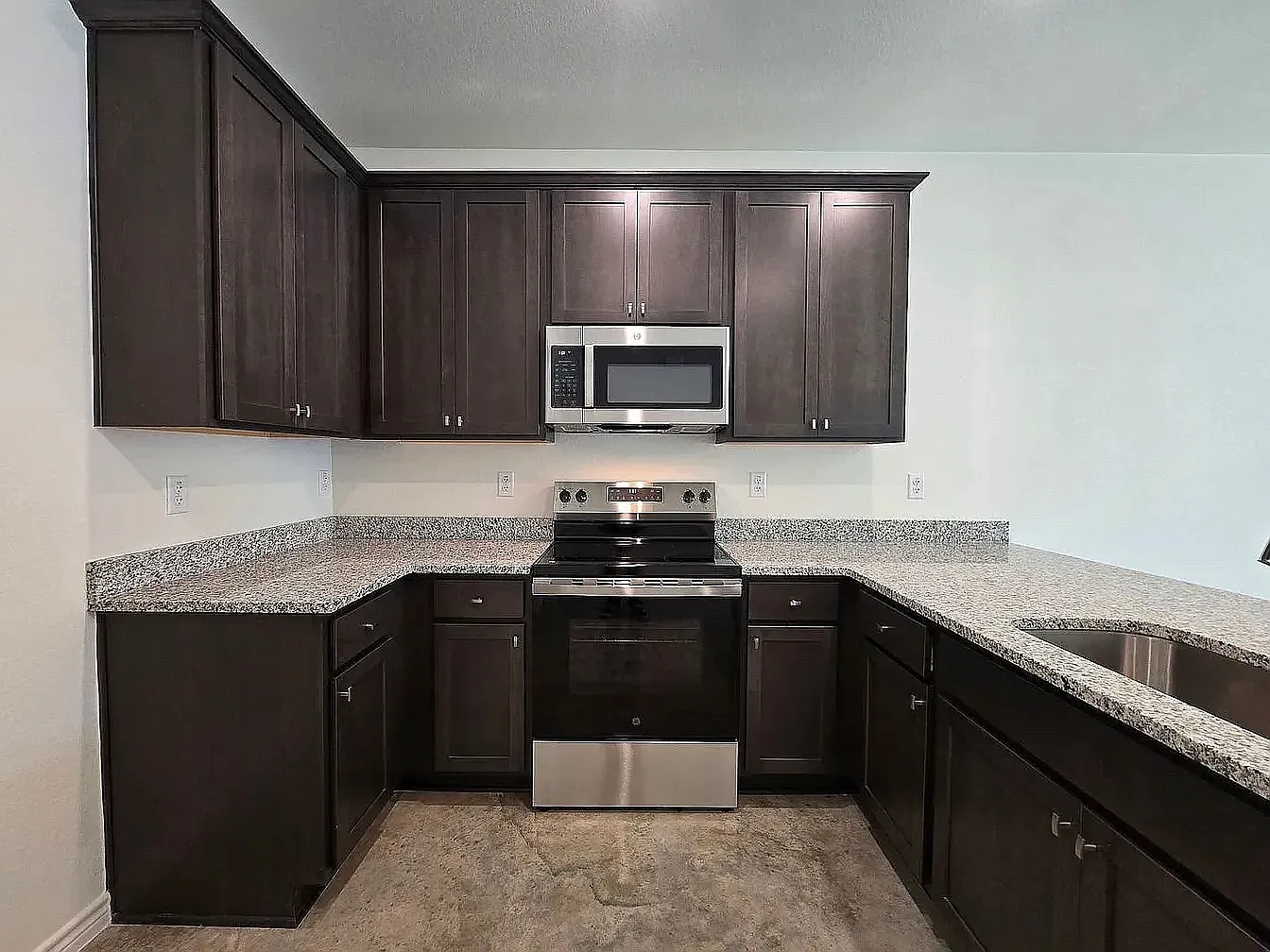 3 bed, 2350 sqft, $1,500 — Photo 2