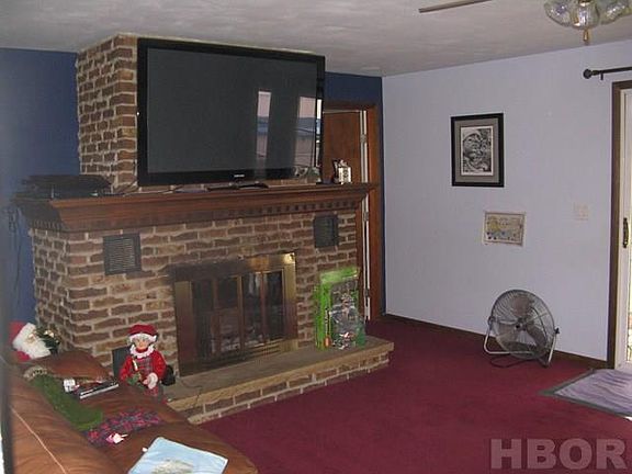 3rd image of 1420 Laurel Dr