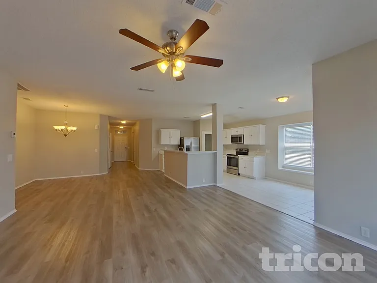 1619 Columbia Dr — Photo 3