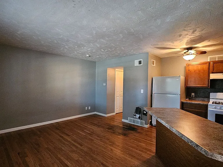 University Row Apartments — Photo 2