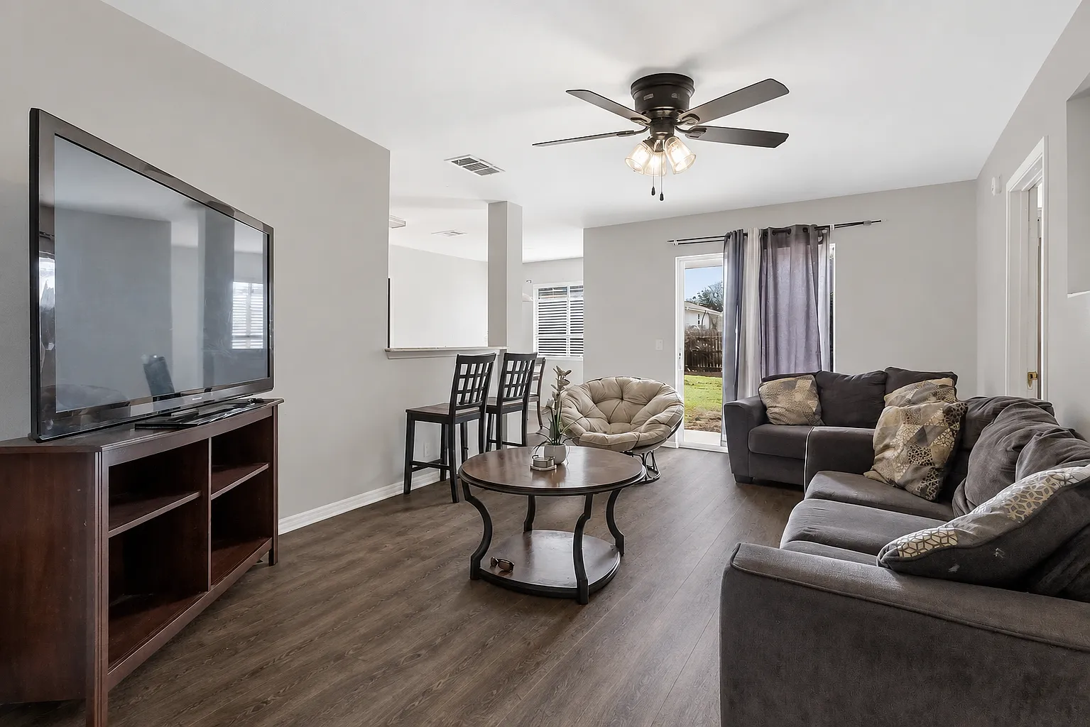 3 bed, 1136 sqft, $1,850 — Photo 2