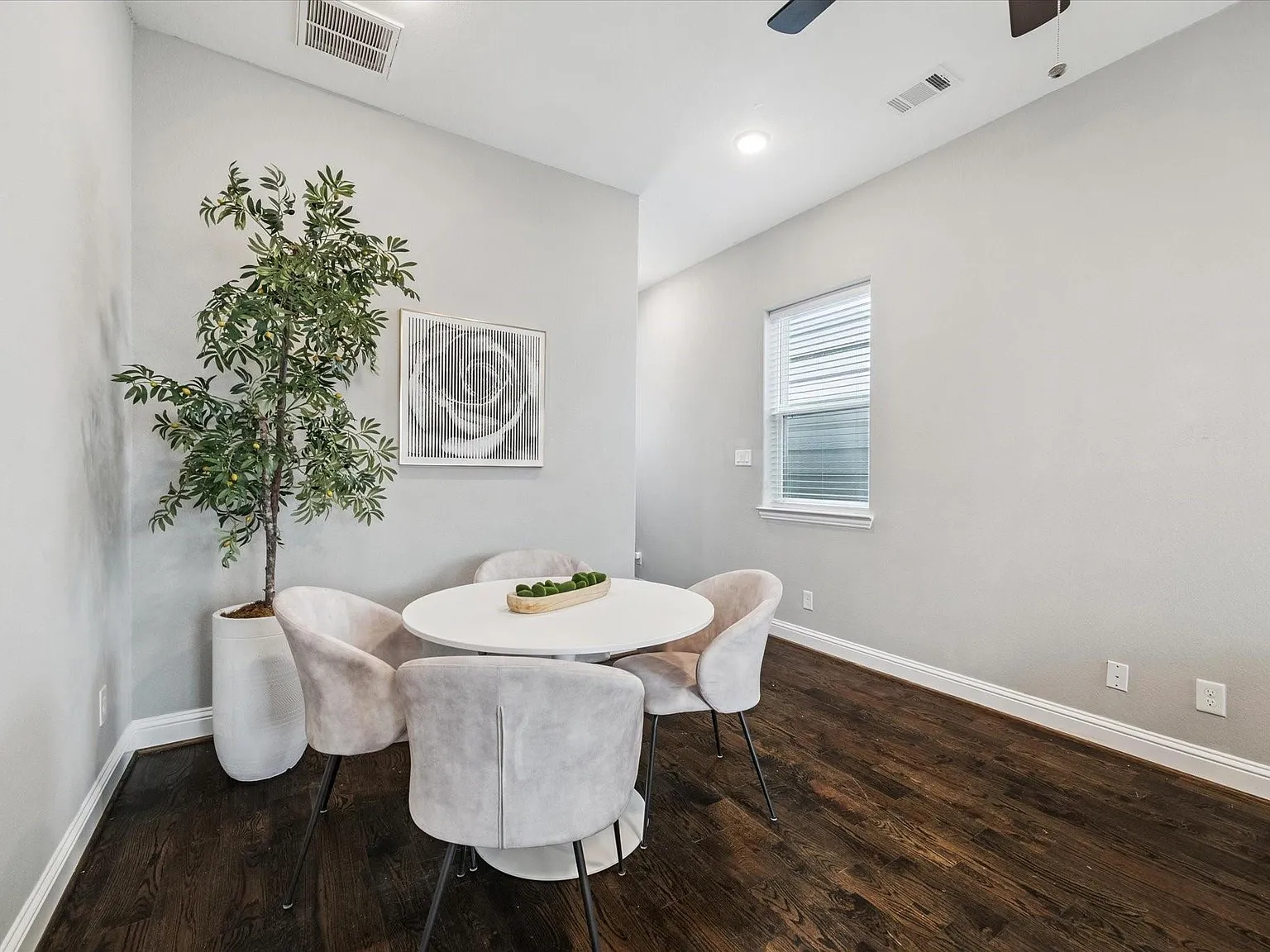 3 bed, 2.5 bath, 1648 sqft, $2,200 — Photo 3