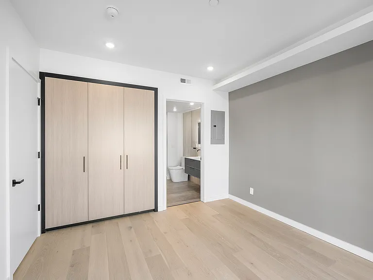 UNIT X02 - 850 SF
ONE BEDROOM + DEN + BLACONY