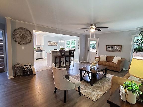 3rd image of 13 Baywood Ln