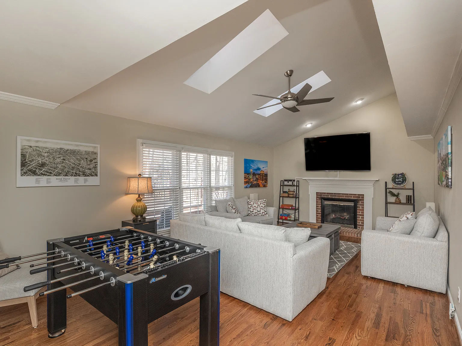 4 bed, 2.5 bath, 2323 sqft, $4,795 — Photo 4