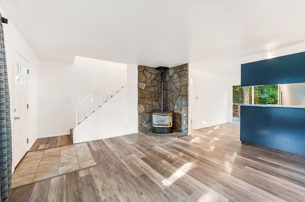 2 bed, 1.5 bath, 1704 sqft, $1,995 — Photo 2