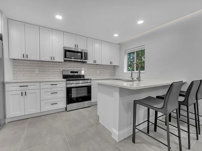 381 SE 15th Ave #1 — Photo 12