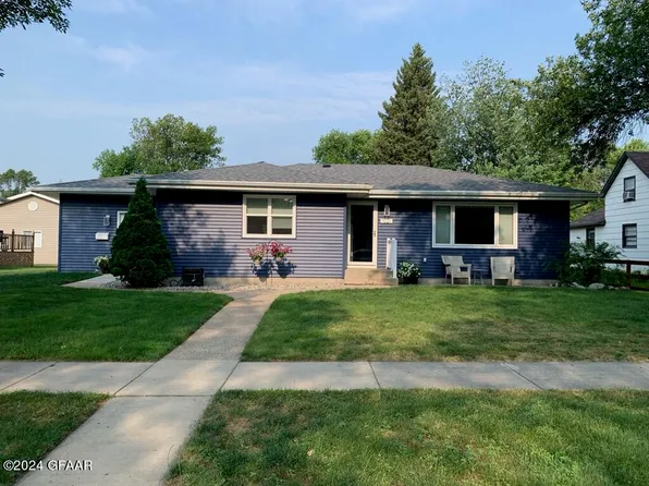 1021 McHugh Ave, Grafton, ND 58237