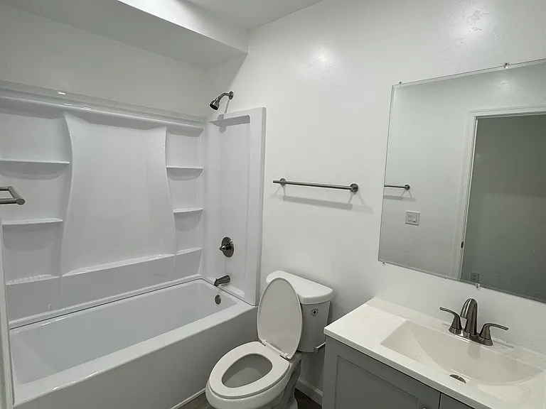 1119 E Adams St — Photo 8
