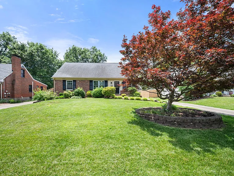 812 Beechwood Rd — Photo 3